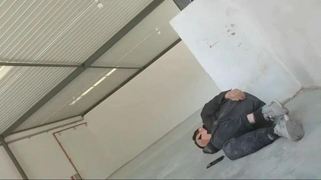 老虎機：“身上這麽髒，怎麽坐？”｜坐地鉄的工人