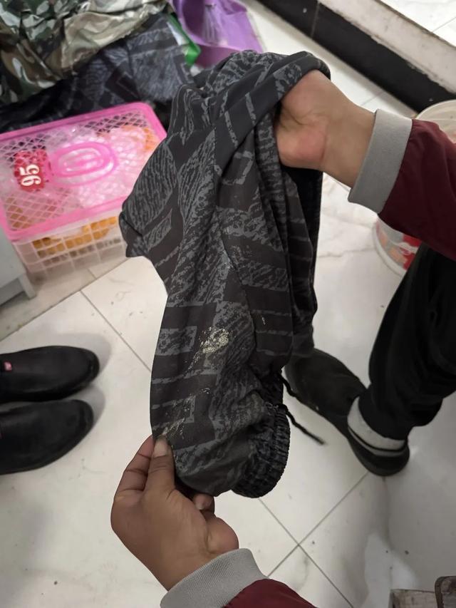 老虎機：“身上這麽髒，怎麽坐？”｜坐地鉄的工人