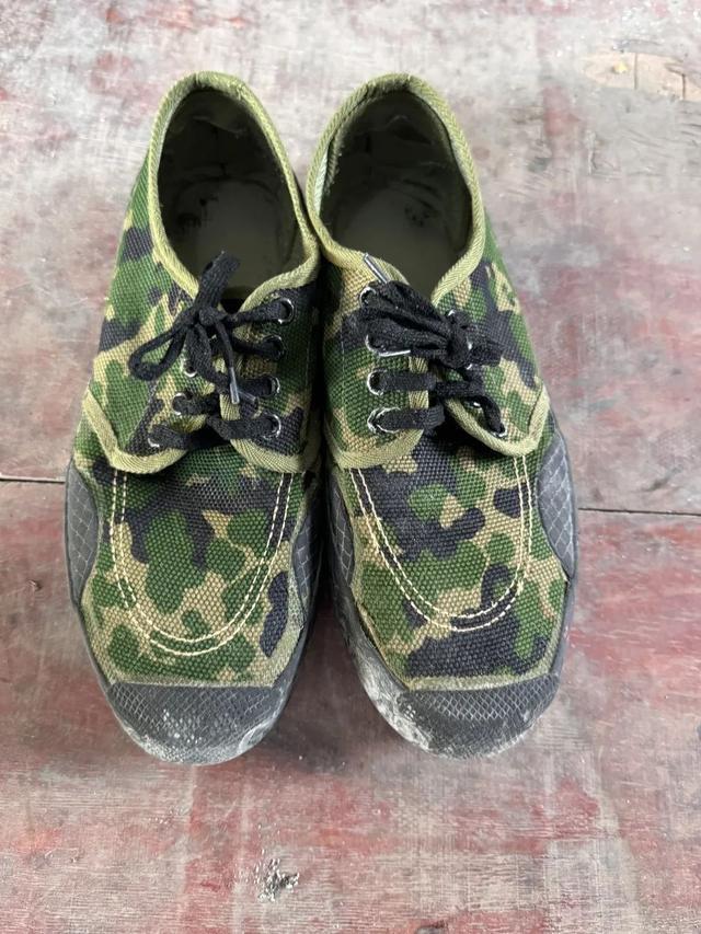 老虎機：“身上這麽髒，怎麽坐？”｜坐地鉄的工人