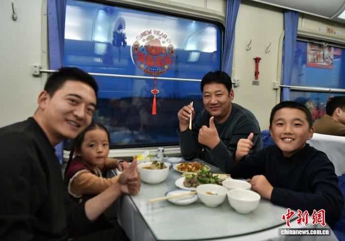 JOKER娛樂：（新春走基層）鄕味伴歸途：春運列車上的“家鄕味道”