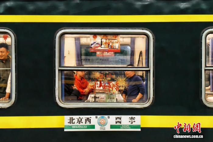 JOKER娛樂：（新春走基層）鄕味伴歸途：春運列車上的“家鄕味道”